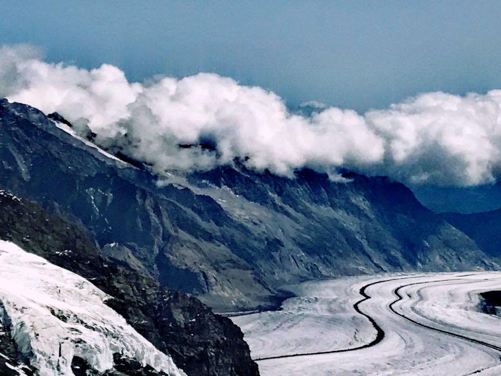 Jungfrau-A long stretch of snowy peaks